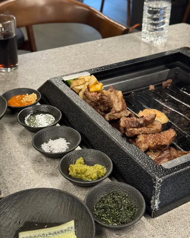 다섯 가지 소스와 함께 구워진 우대갈비