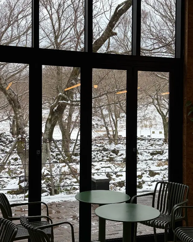 통창 너머로 보이는 설경