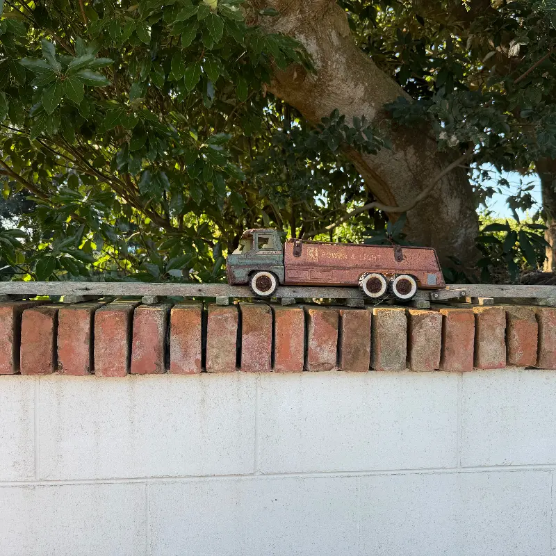 카페 외벽에 놓인 장식