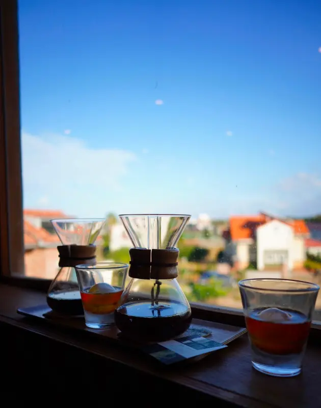 창가에 놓인 커피 추출 기구