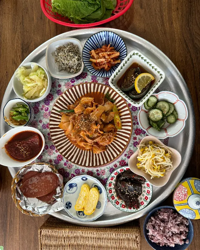 쟁반 위에 정갈하게 담긴 반찬들