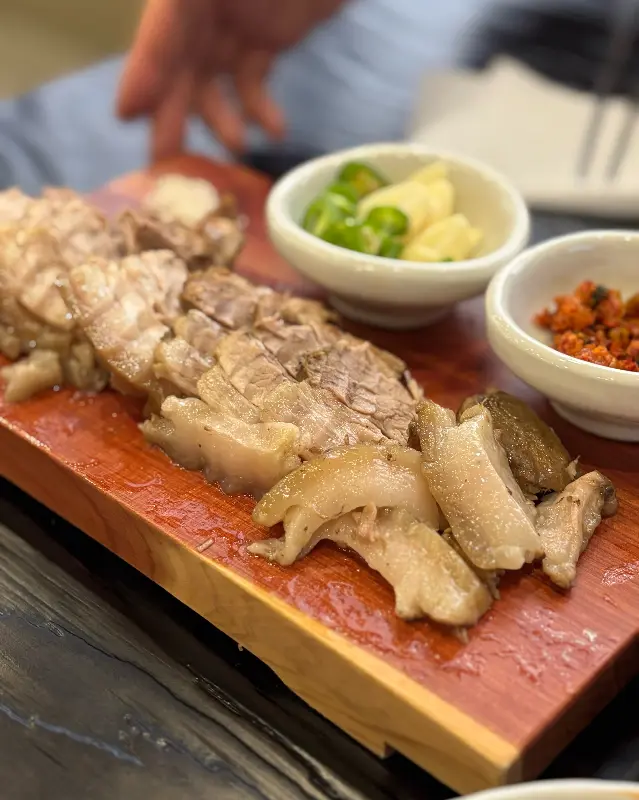 윤기가 자르르 흐르는 돔베고기