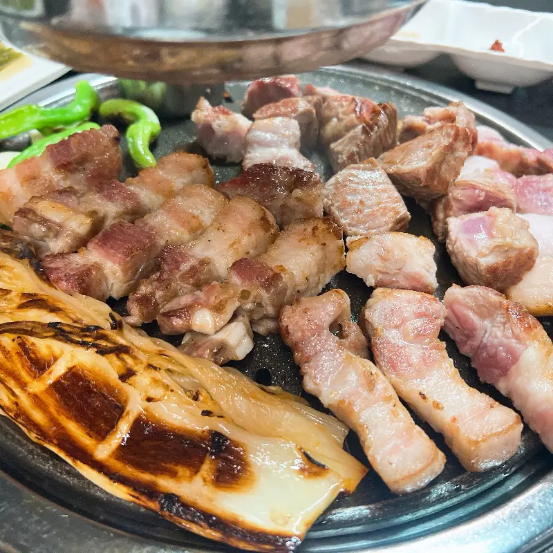 구워진 백김치와 흑돼지