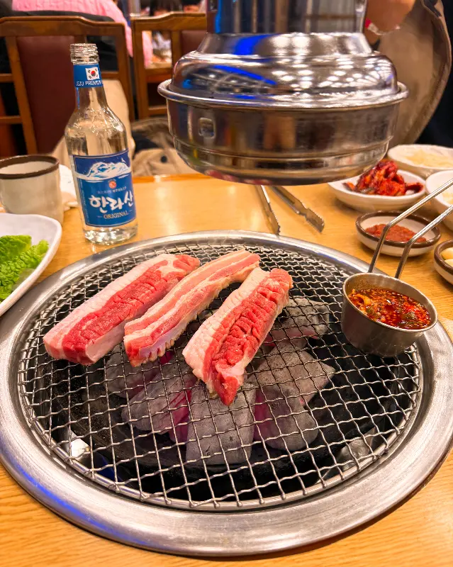 숯불 위에서 익어가는 흑돼지 삼겹살