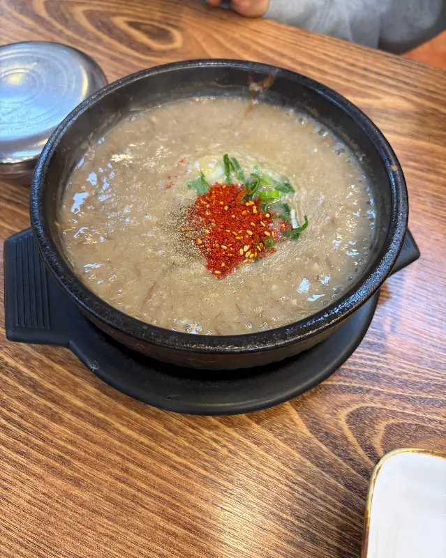 뚝배기에 담긴 고사리 해장국