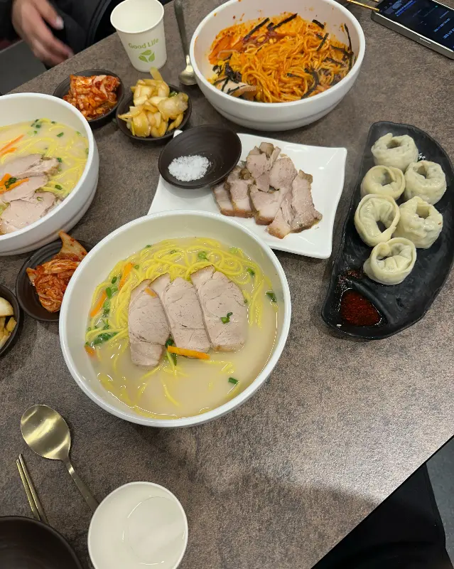 다양한 메뉴를 한 상 가득