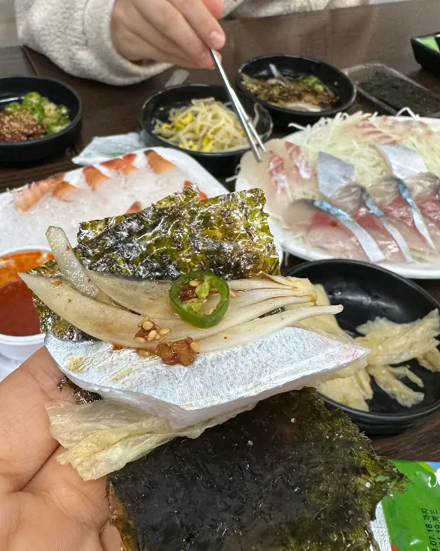 고등어회와 백김치의 환상적인 조합