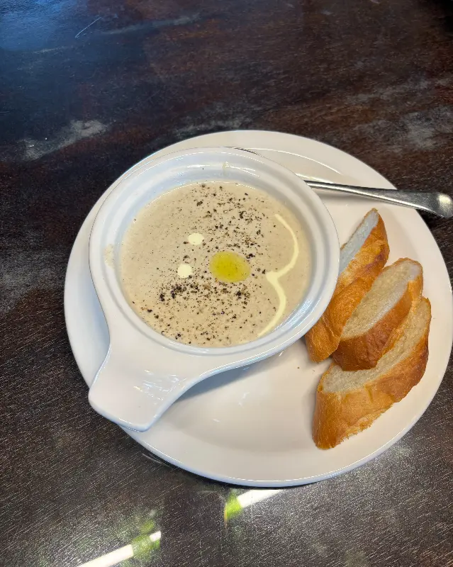 버섯 크림 스프와 빵