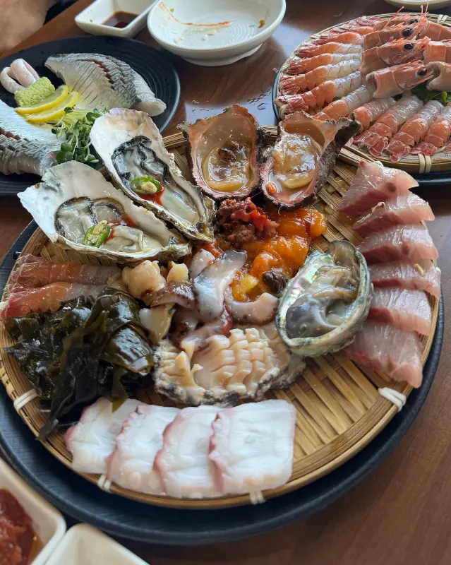 싱싱한 해산물이 가득한 한 상
