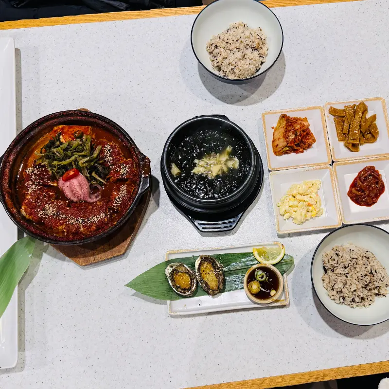 매콤한 양념이 돋보이는 순살 갈치조림