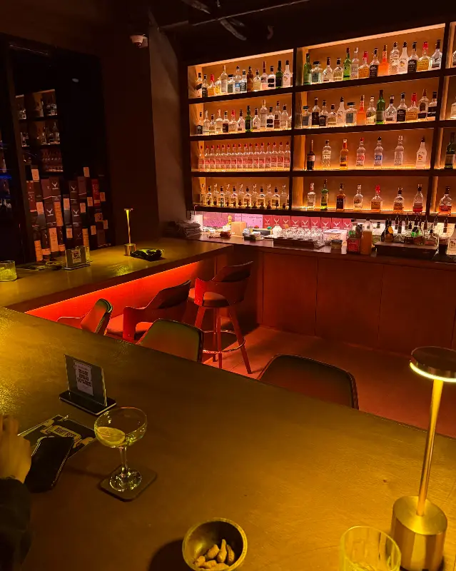 바 테이블과 술병이 진열된 모습