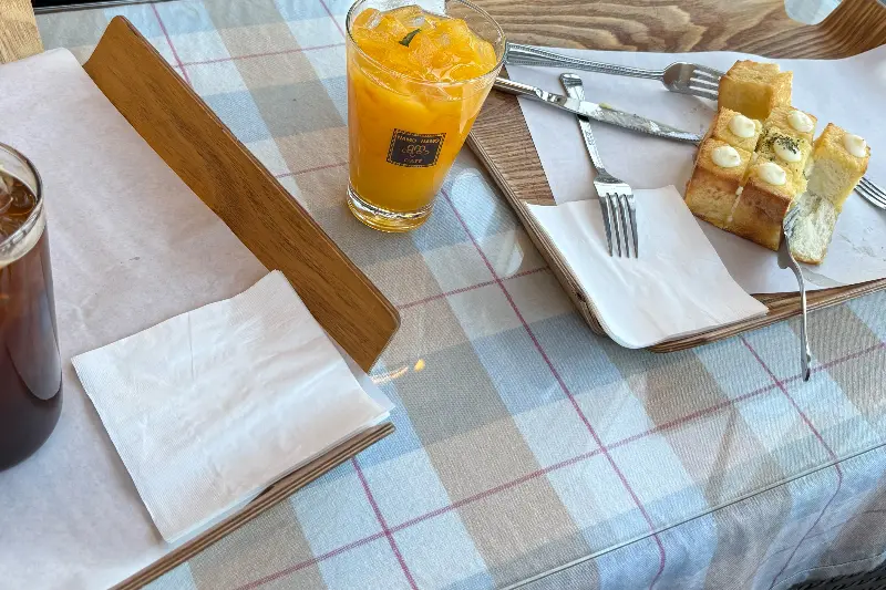 다양한 빵과 음료