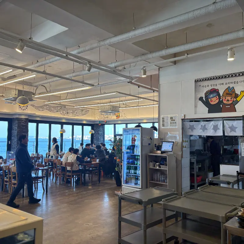 넓고 쾌적한 식당 내부