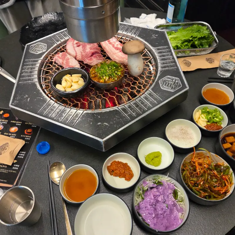 잘 구워진 흑돼지 오겹살