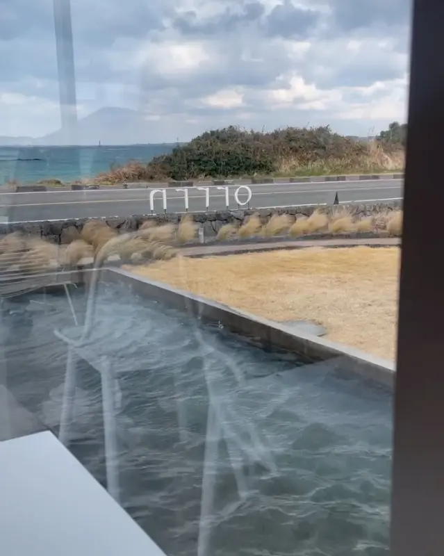 창밖으로 보이는 아름다운 제주 해안도로