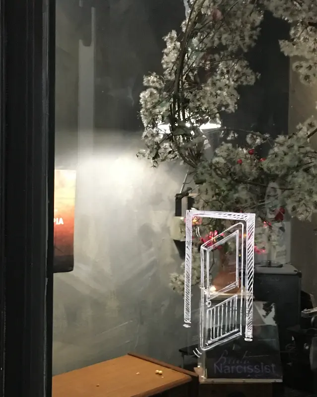 카페 유리창에 그려진 그림