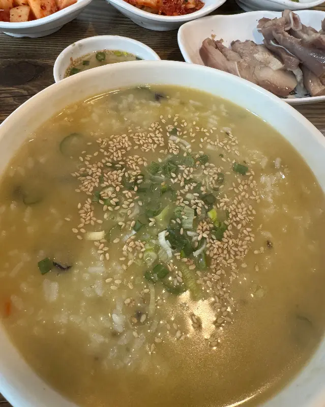 고소한 향이 코를 자극하는 보말죽