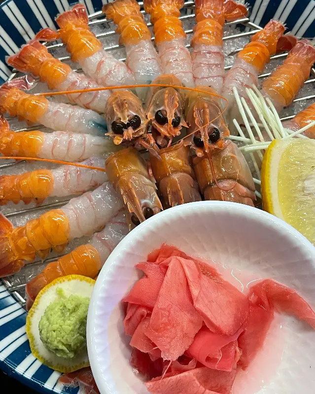 먹음직스러운 딱새우회 근접샷