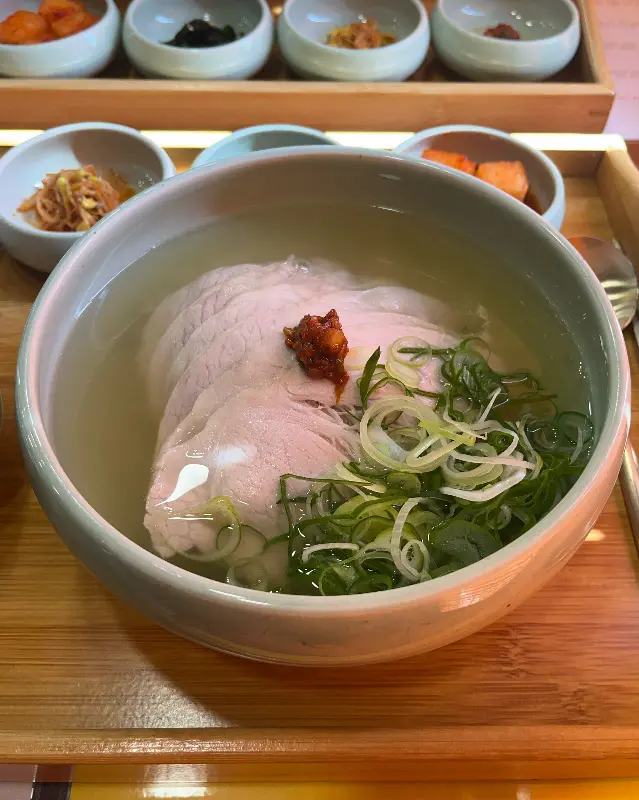 윤기가 흐르는 네모갈비