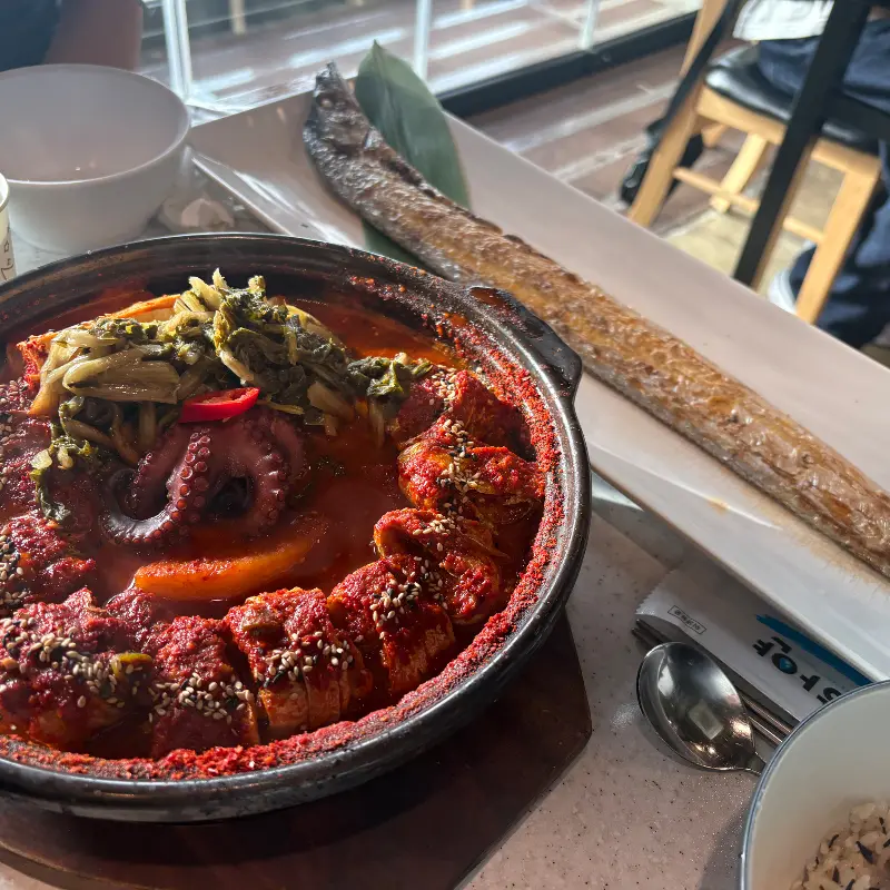 테이블 위에 놓인 갈치조림과 갈치구이. 갈치조림에는 문어가 통째로 들어가 있어 시선을 사로잡는다.