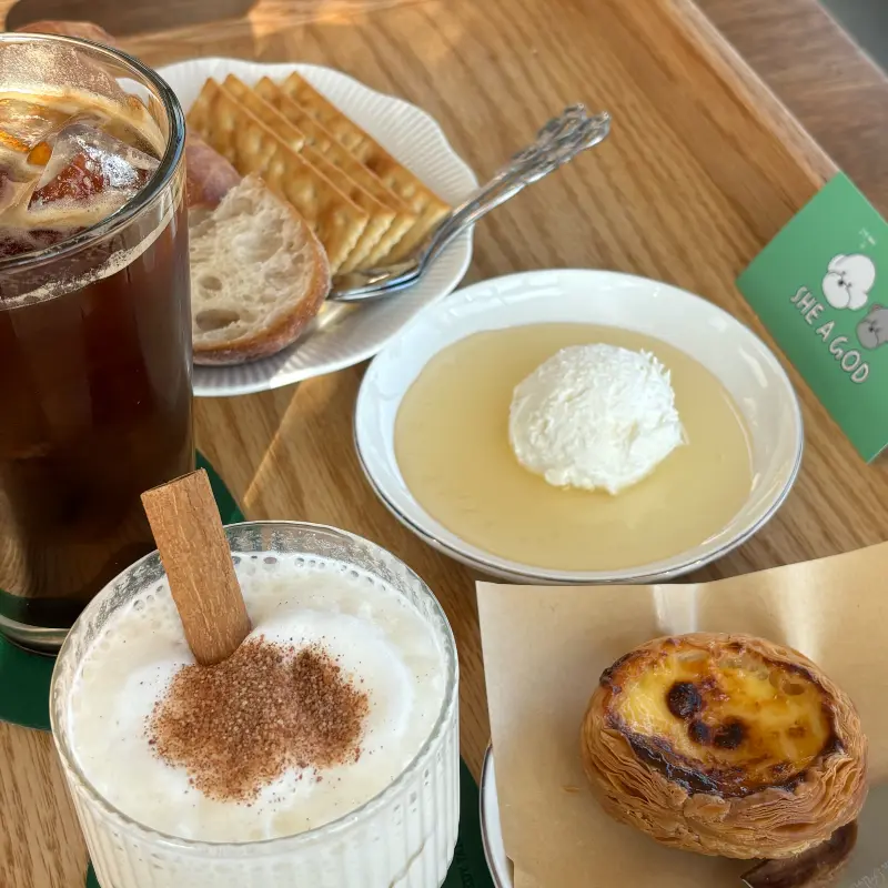 음료와 함께 카이막 즐기기