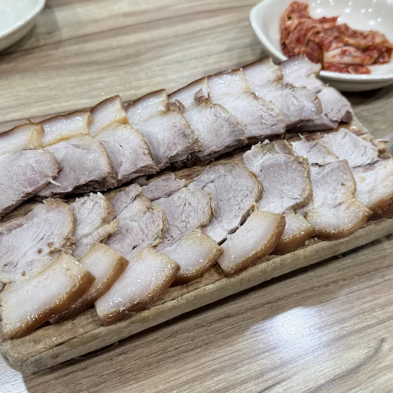 나무 도마 위에 가지런히 놓인 돔베고기의 모습