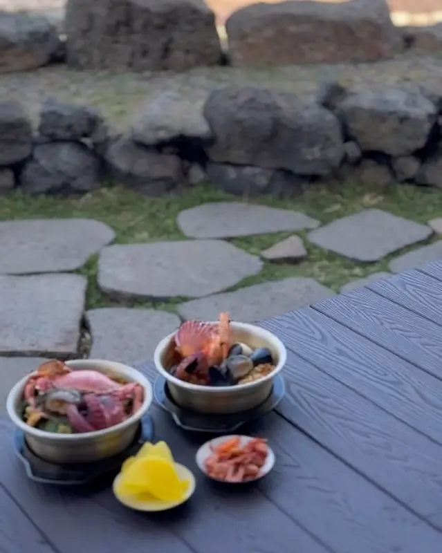 바다를 배경으로 한 라면