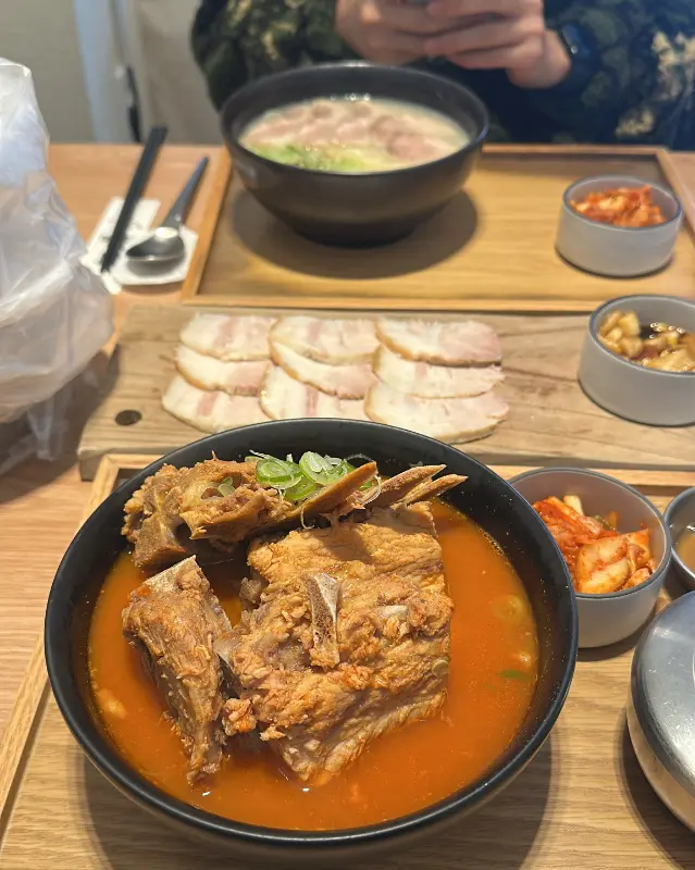 접짝뼈국과 고기국수