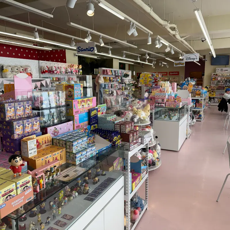 다양한 캐릭터 상품들이 진열된 모습