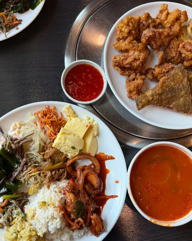 다양한 음식을 담은 접시들