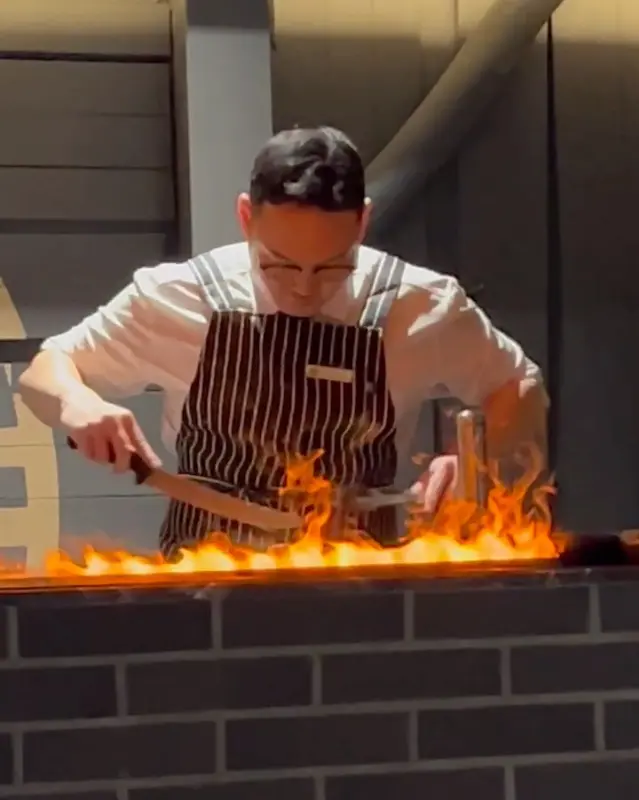 고기를 굽는 셰프