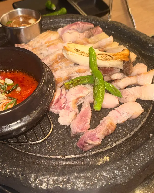 불판 위에서 익어가는 흑돼지