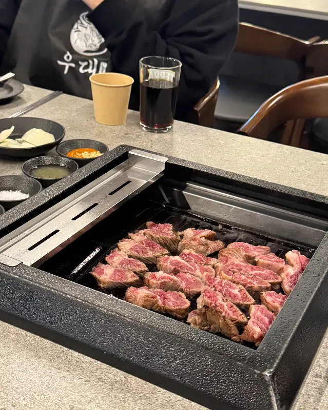 우대갈비를 굽는 모습