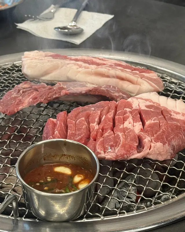 멜젓에 찍어먹기 좋게 익어가는 흑돼지 오겹살