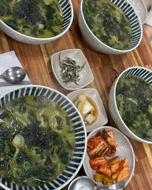 푸짐하게 차려진 한 상