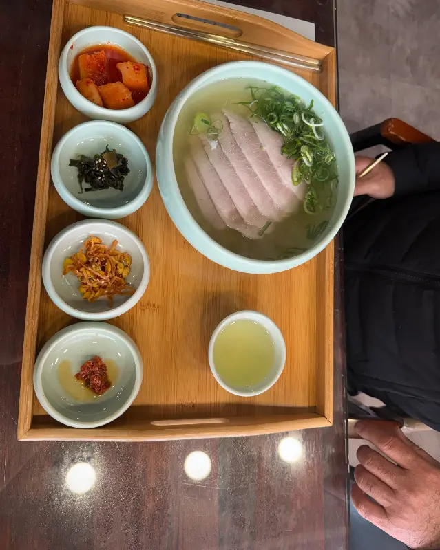 한 상 가득 차려진 곰탕 정식