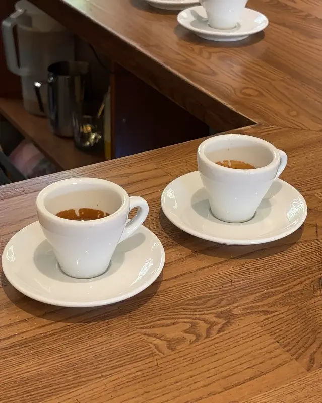 정갈하게 준비된 에스프레소