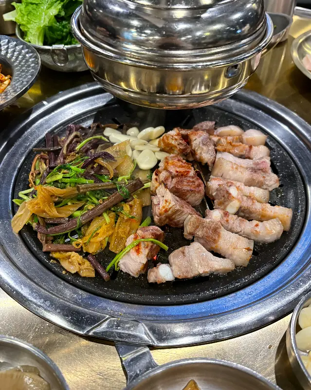 숯불 위에서 구워지는 흑돼지의 환상적인 비주얼