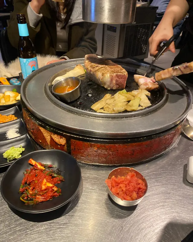 숯불 위에서 익어가는 흑돼지