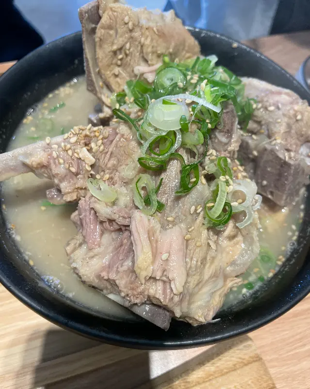 푸짐한 양을 자랑하는 접짝뼈국의 모습