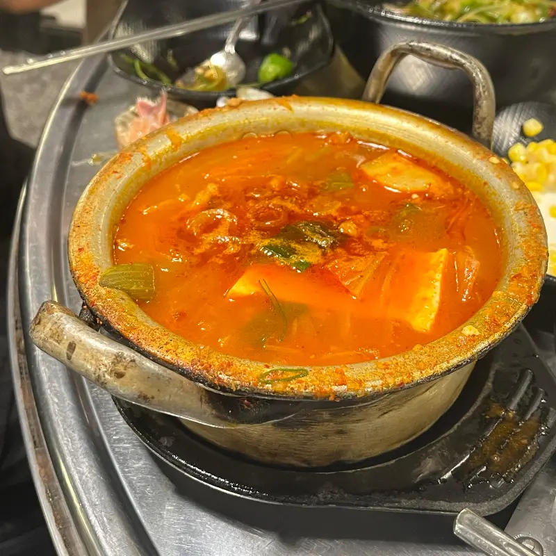양은 냄비에 담겨져 보글보글 끓고 있는 김치찌개