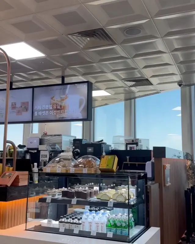 폴바셋 매장 내부 디저트 쇼케이스 모습