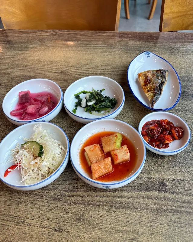 다채로운 밑반찬 구성