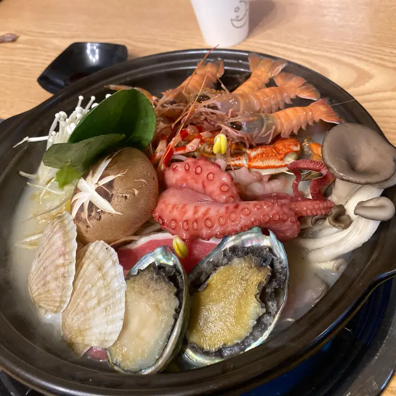 푸짐한 해산물이 가득한 소갈비해물만두전골