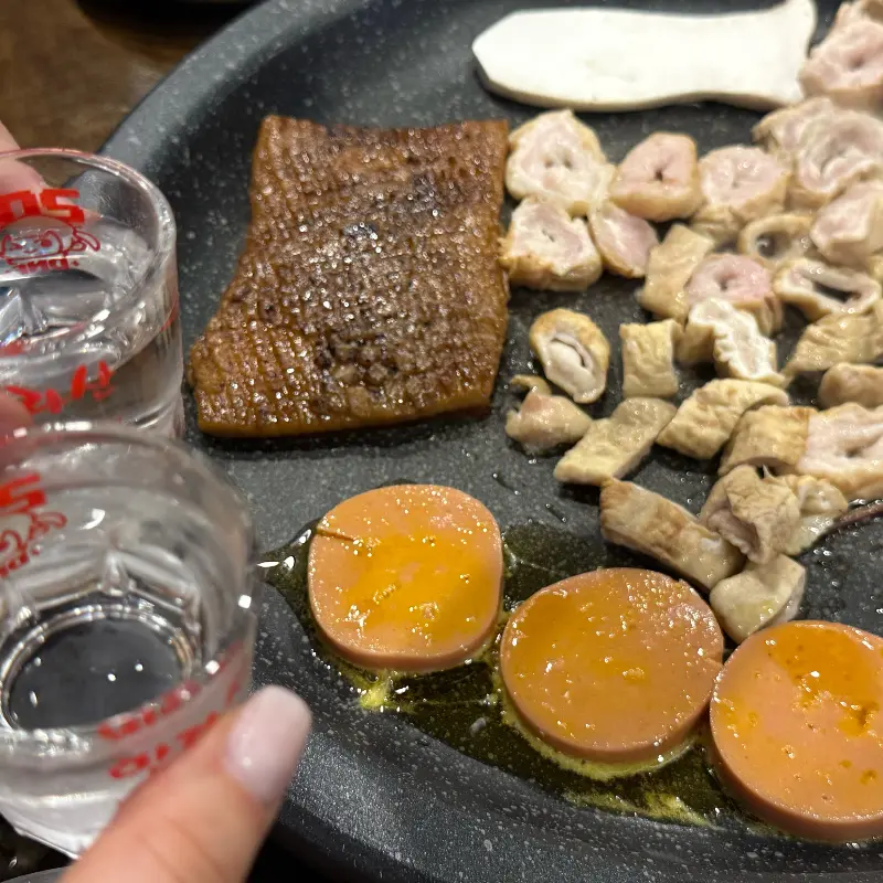 불판 위에서 맛있게 구워진 껍데기의 모습