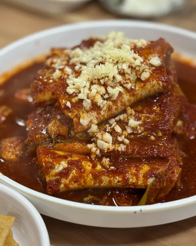 다진 마늘이 듬뿍 올려진 갈치조림