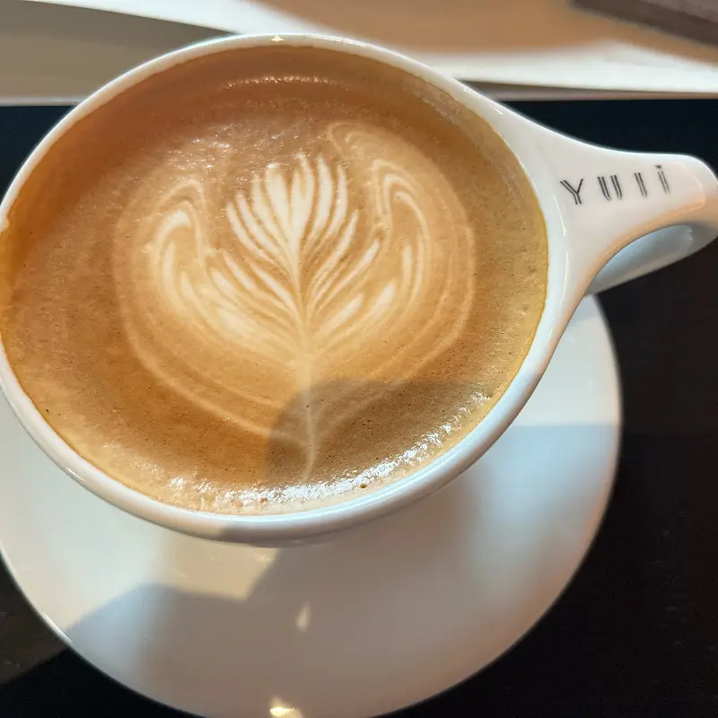 아름다운 라떼 아트가 인상적인 아몬드 라떼