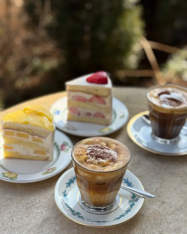 망고 쌀 생크림 케이크와 쇼콜라 딸기 케이크