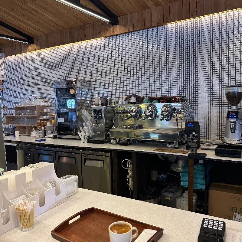 카페 내부의 커피 머신과 계산대