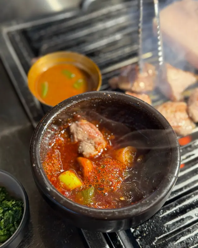 멜젓에 찍어먹는 흑돼지